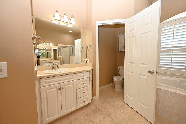 Building Photo - 2618 High Ridge Dr