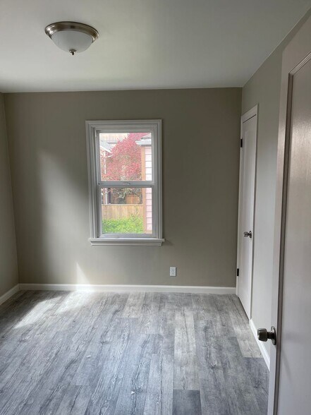 Building Photo - 3439 33rd Ave W