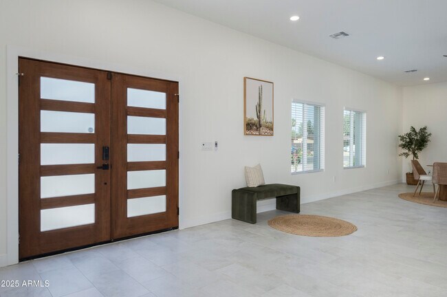 Building Photo - 5049 E Shaw Butte Dr