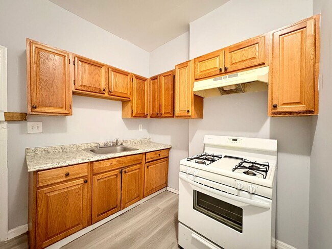 Building Photo - Charming 3-Bedroom Townhome with Classic C...