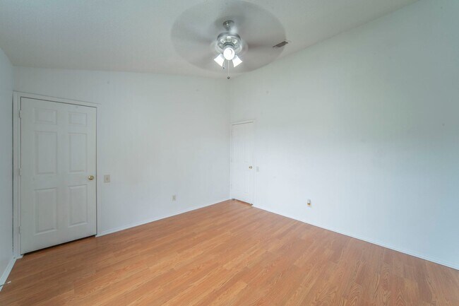 Building Photo - Spacious 4-Bedroom Home Across from the Pa...