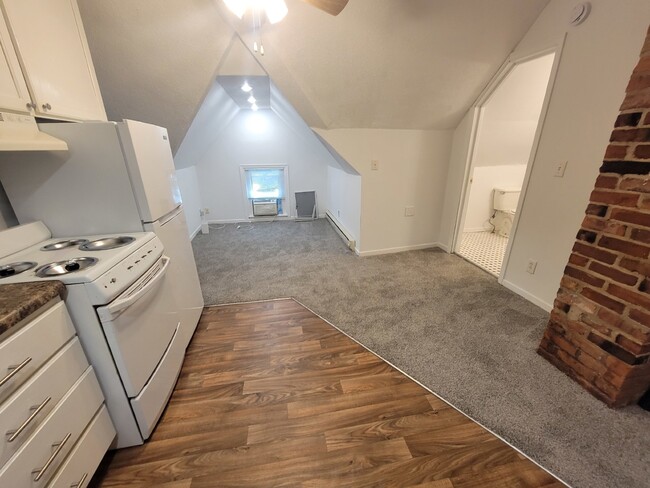 Building Photo - New carpet, new paint. 1 bedroom in upper ...