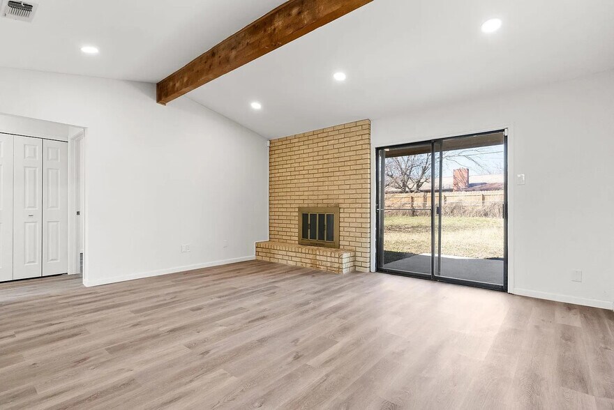 Living room - 1907 Moonlight Dr