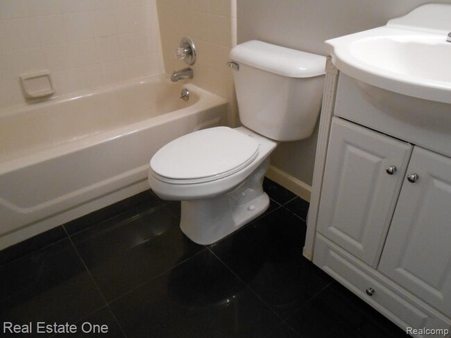 Building Photo - 2830 Davison Ave