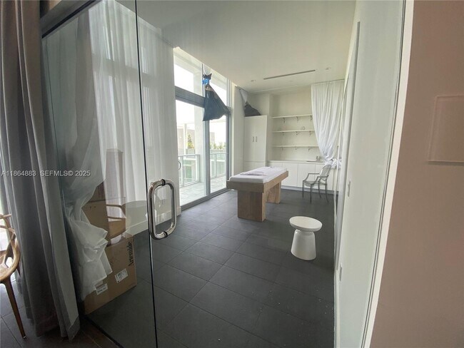 Building Photo - 2000 Metropica Wy