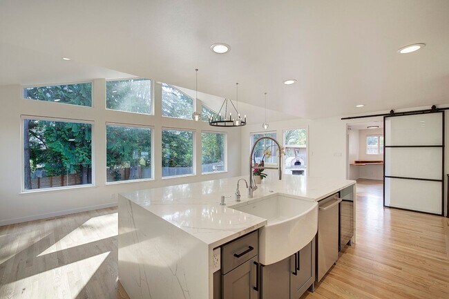 Building Photo - 3Bd/1.75Ba Bellevue House