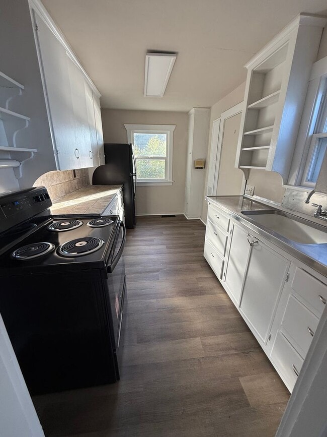 Building Photo - Unit with gorgeous water view in Bremerton.