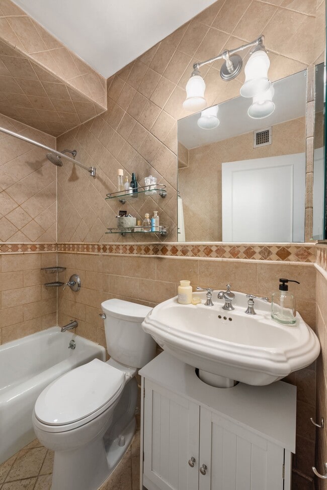 Building Photo - 130 W 79th St