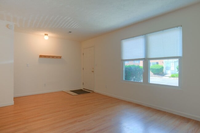 Building Photo - 4 bedroom / 2 1/2 Bath. Undergrad Welcome. Off Street Parking, Bus Route