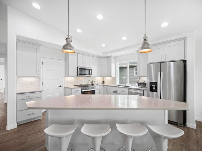 Building Photo - 4 bedroom Modern Home at Eagle Ridge Estates