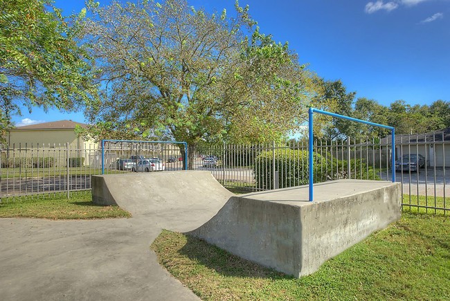 Building Photo - Oaks of Baytown Apartments