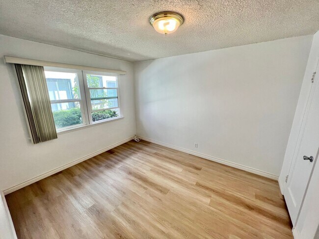 Building Photo - 4546 N Banner Dr