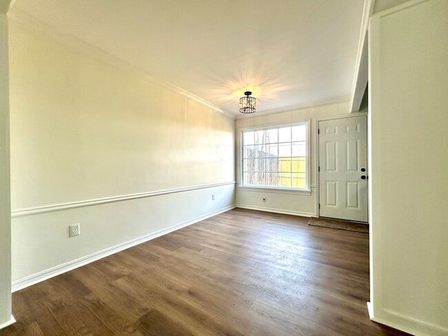 Building Photo - Well appointed 2 bed, 2.5 bath Townhouse