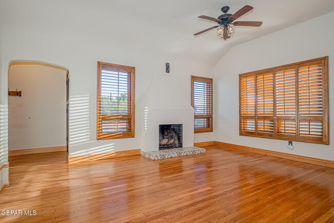 Building Photo - 727 McKelligon Dr