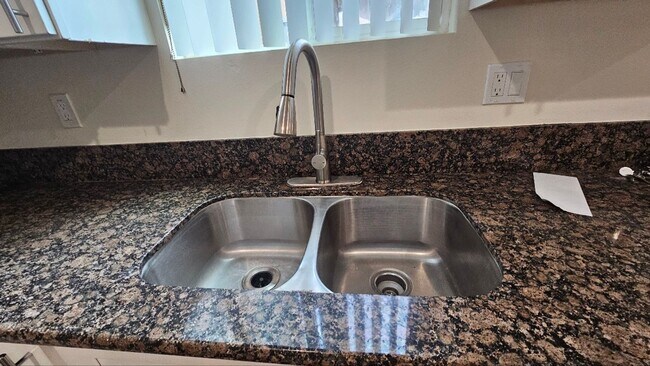 Building Photo - 23(1456,1458)