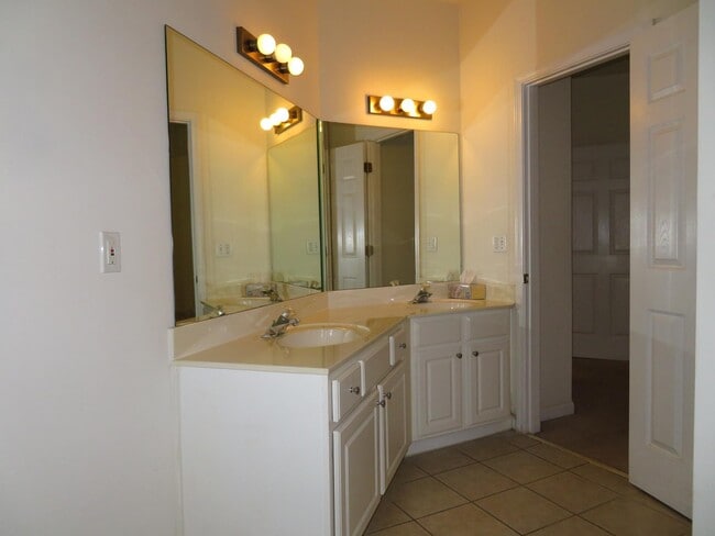 Building Photo - 8806 Fairview Bluff