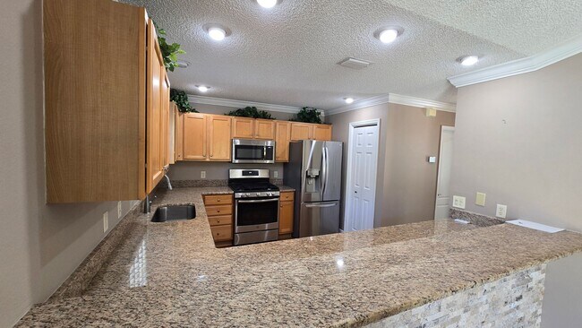 Building Photo - 2 bedroom 2 bath located in Ashleigh Villas