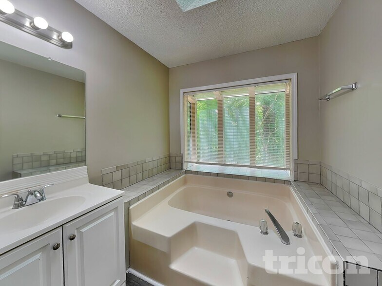 Building Photo - 4580 Woodcroft Cove