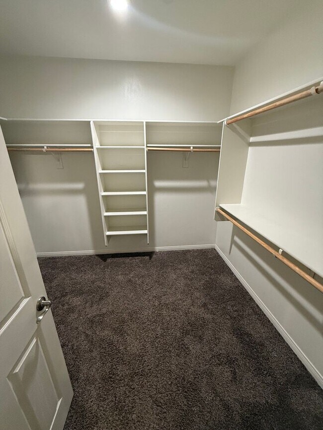Building Photo - Modern 3-Bedroom Home in Southwest Bakersf...
