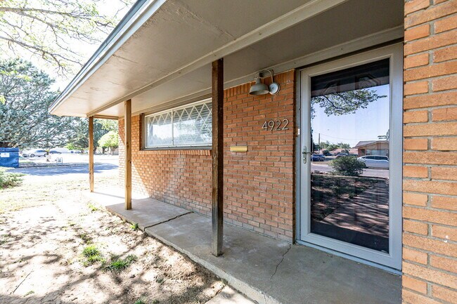Building Photo - Newly remodeled 3/2/2 in north Lubbock!  M...