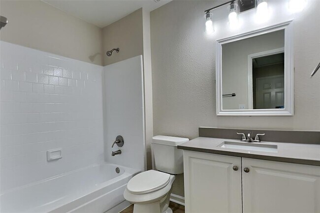 Building Photo - 4010 Spring Meadow Dr