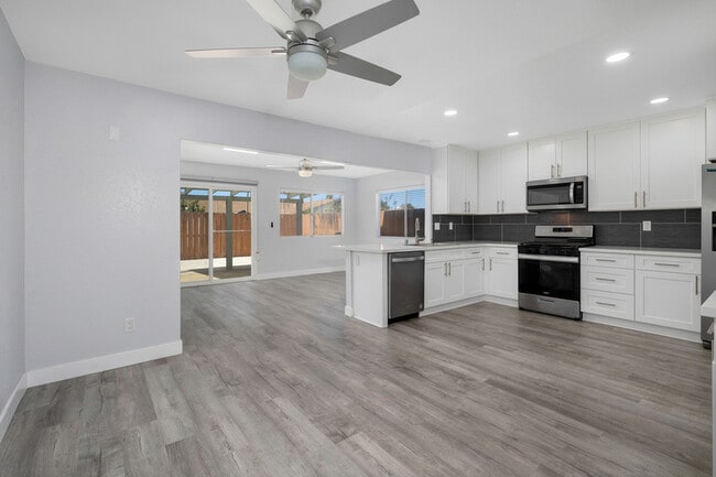 Building Photo - 9994 Parkdale Ave