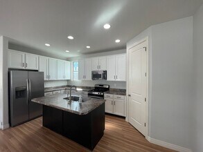 Building Photo - Beautiful 5 Bedroom Home in Daybreak