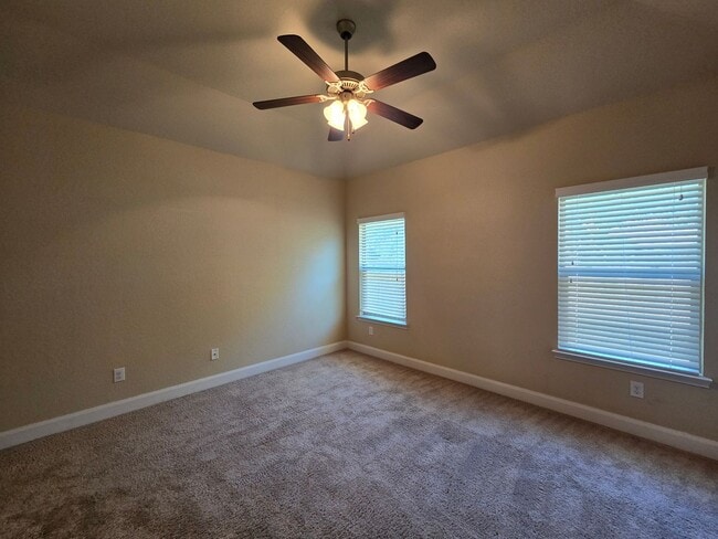 Building Photo - Walk to Historic Gruene! Fridge Included /...