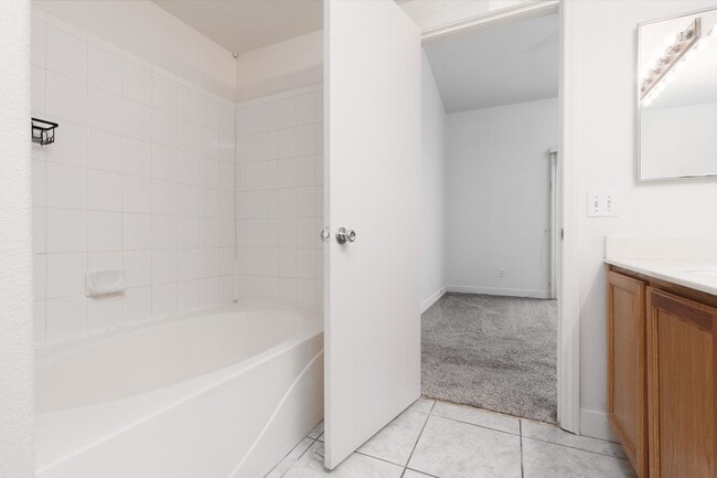 Building Photo - 1st floor unit in gated community with golf course view