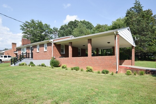 Building Photo - 5 Bedroom || 2 Bathroom - Single Family Ho...