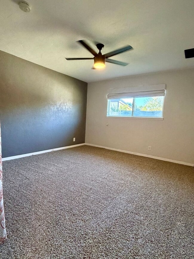 Building Photo - 224 Larkspur St