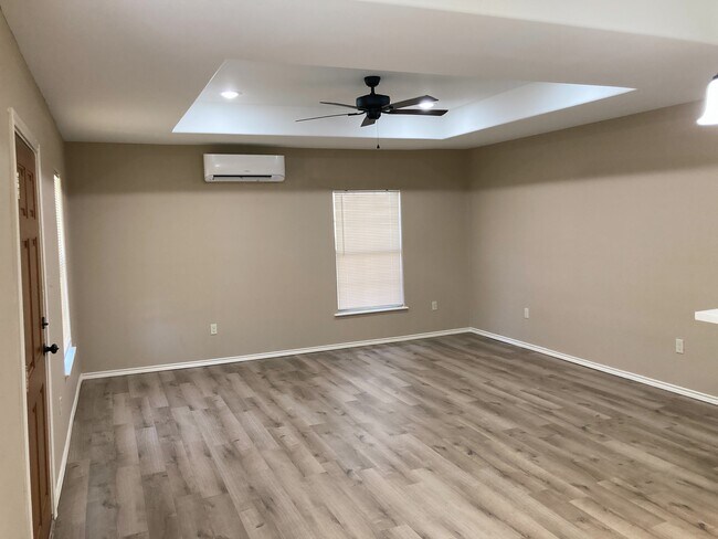 Building Photo - 2113 W Barcelona Ave