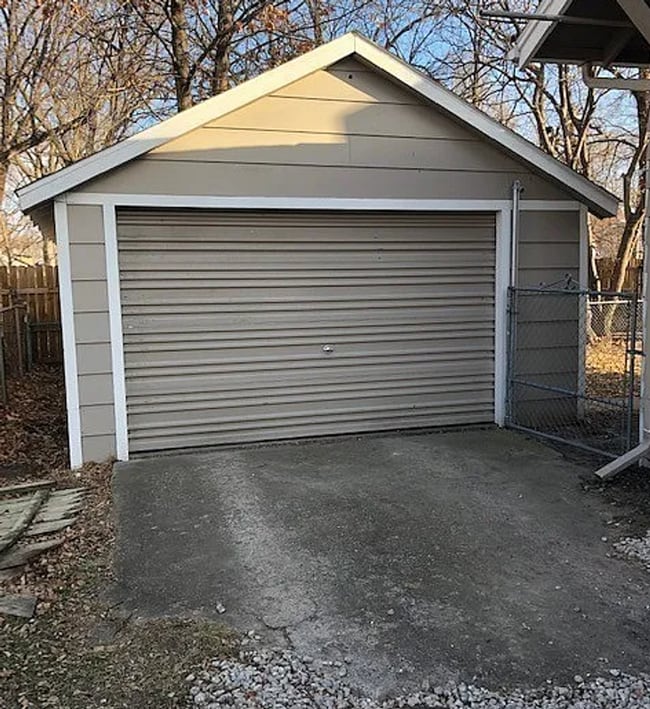 Building Photo - 2 Bedroom Home with Detached Garage, Fence...