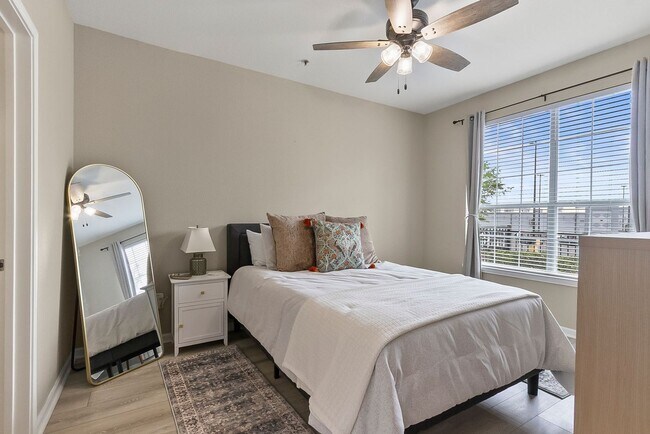 Building Photo - Midtown Village 2 Bed 2 Bath Condo! Available June 1st!