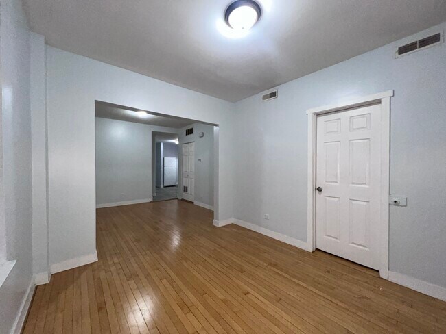 Building Photo - 1119 W 72nd St