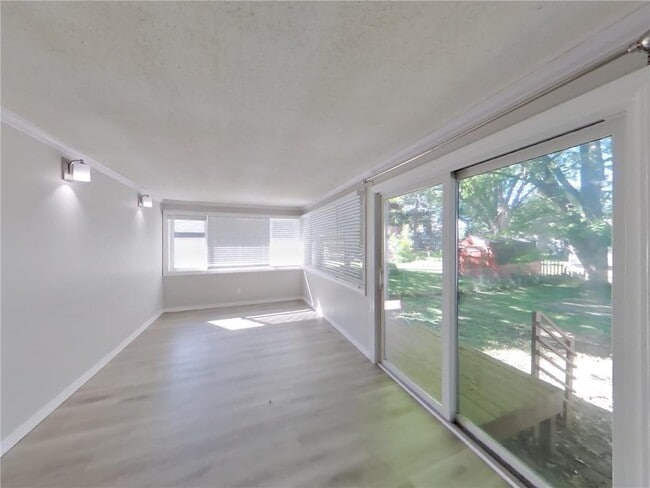Building Photo - 1056 S Shore Dr