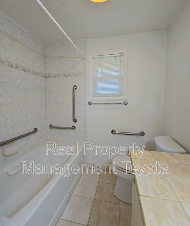 Building Photo - 3921 Cliffside Dr