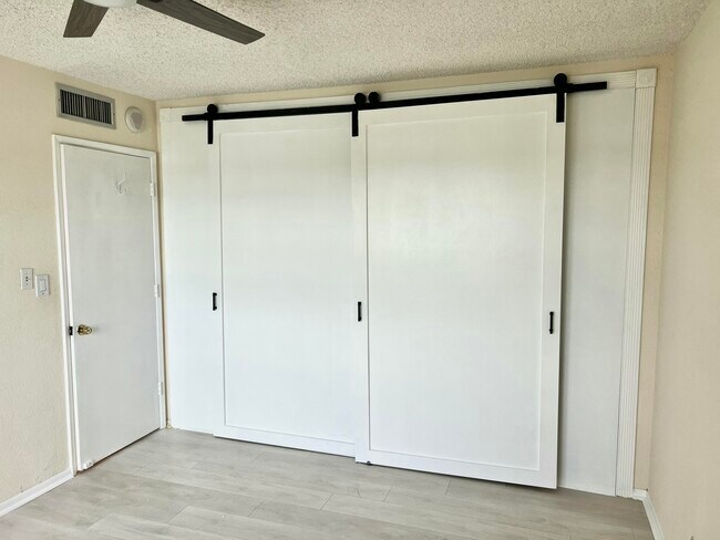 Building Photo - 1069 Hillsboro Mile