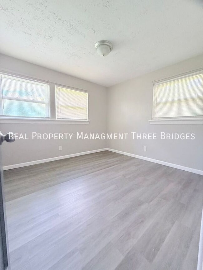 Building Photo - 28 Redwood Dr