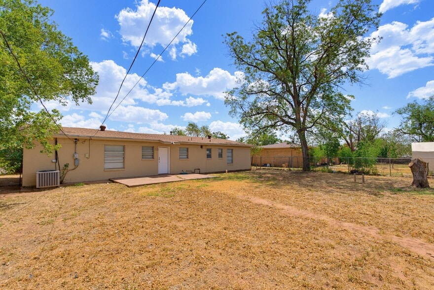 Building Photo - 618 S La Salle Dr