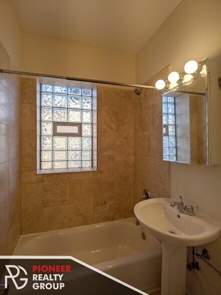 Building Photo - 1204 W Waveland Ave