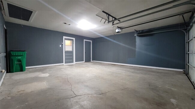 Building Photo - 801 Rosewood Dr