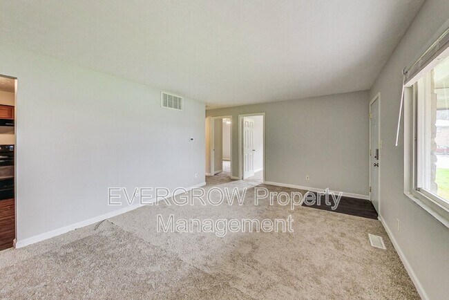 Building Photo - 961 Valley View Dr