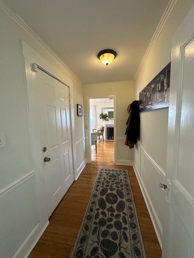 Building Photo - Secluded 2+1 close to Paramount Studios, H...