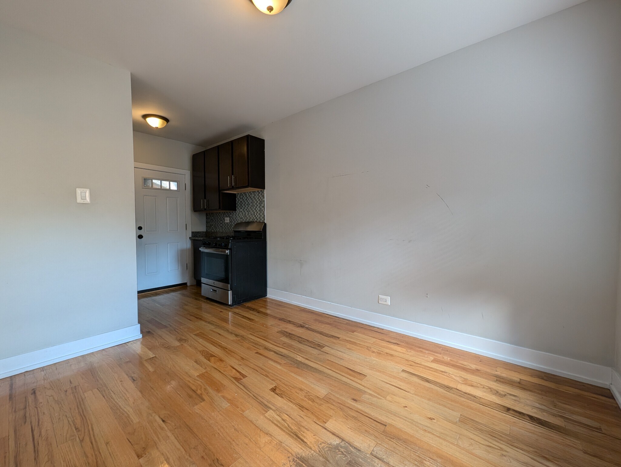 Building Photo - 628 W Cornelia Ave