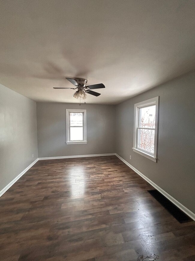 Building Photo - 1633 Kelly Dr