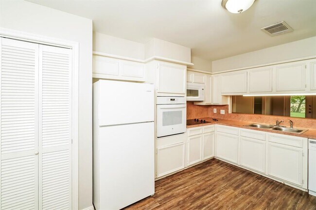 Building Photo - 10430 Rustic Gate Rd