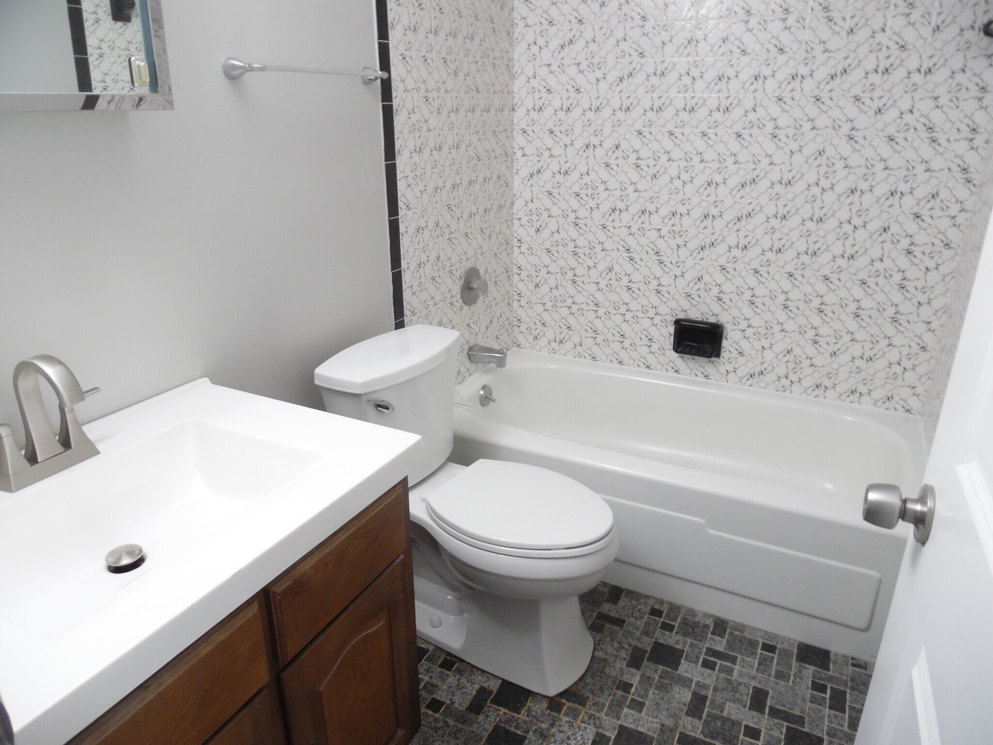 Building Photo - 8760 Ashbrook Dr