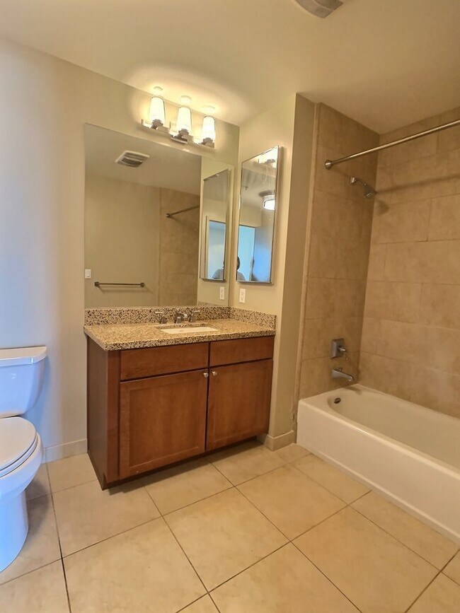 Building Photo - Fantastic 2 Bed/2Bath Penthouse with Panor...