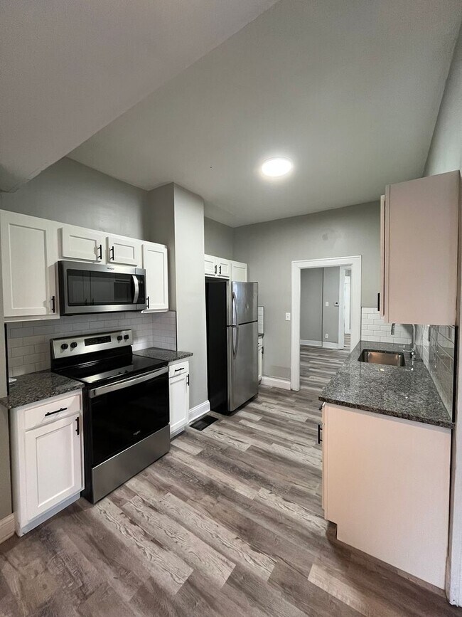Building Photo - 2 Bedroom Home with Fenced in Backyard!